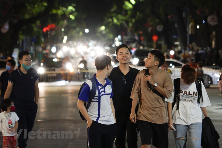 En 2018, ce chiffre a atteint 2,19 millions de personnes, preuve du facteur charme des quartiers entourant le lac Hoàn Kiêm. Depuis la mise en place de ces rues, l’arrondissement témoigne d’une recrudescence d’établissements touristiques. À présent, sur l’ensemble de l’arrondissement, on recense 176 tour-opérateurs, 585 hôtels et établissements de séjour avec plus de 12.000 chambres totalisant près de 7.020 milliards de dôngs de recettes totales en 2017 et de 8.840 milliards en 2018. Le Service municipal de la culture et des sports et le Comité populaire de l’arrondissement de Hoàn Kiêm invitent souvent provinces et villes à prendre part aux activités et événement se tenant dans les rues piétonnes. Photo: Vietnam+