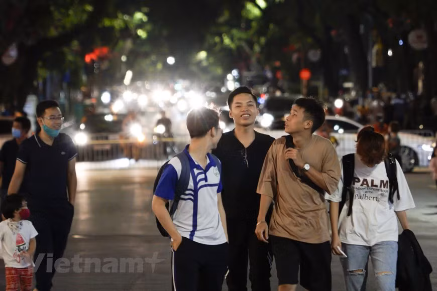 En 2018, ce chiffre a atteint 2,19 millions de personnes, preuve du facteur charme des quartiers entourant le lac Hoàn Kiêm. Depuis la mise en place de ces rues, l’arrondissement témoigne d’une recrudescence d’établissements touristiques. À présent, sur l’ensemble de l’arrondissement, on recense 176 tour-opérateurs, 585 hôtels et établissements de séjour avec plus de 12.000 chambres totalisant près de 7.020 milliards de dôngs de recettes totales en 2017 et de 8.840 milliards en 2018. Le Service municipal de la culture et des sports et le Comité populaire de l’arrondissement de Hoàn Kiêm invitent souvent provinces et villes à prendre part aux activités et événement se tenant dans les rues piétonnes. Photo: Vietnam+