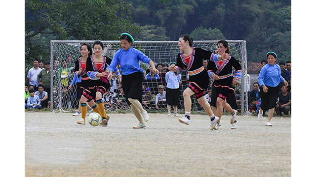 Le match est également un lieu pour montrer la solidarité entre les minorités ethniques de la province de Quang Ninh.
