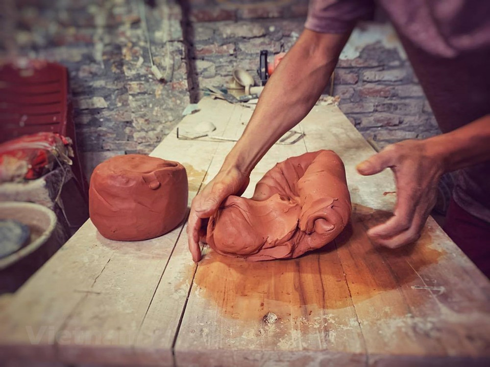 Pham Anh Dao a dû abandonner ses études à l’âge de 12 ans, en raison de ses problèmes cérébraux et auditifs persistants. Quelques années plus tard, en apprenant qu’il avait décidé de se lancer dans la fabrication artisanale de céramiques, ses parents l’ont désapprouvé sans réserve, en arguant un manque d’efficacité et de rendement mais surtout en lui faisant observer que tous les ateliers de Bat Trang se mettaient à utiliser des machines et qu’il aurait alors peine à émerger. Mais il en fallait sans doute plus pour décourager Pham Anh Dao qui a décidé de passer outre les recommandations parentales et d’ouvrir un atelier, aidé en cela par son épouse. 