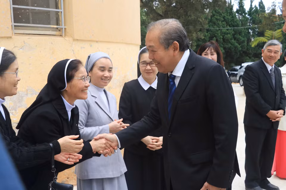 A cette occasion, le vice-Premier ministre permanent Truong Hoa a souhaité un joyeux Noël à l'évêque de Da Lat dans la province de Lam Dong, dans les Hauts-Plateaux du Centre. 