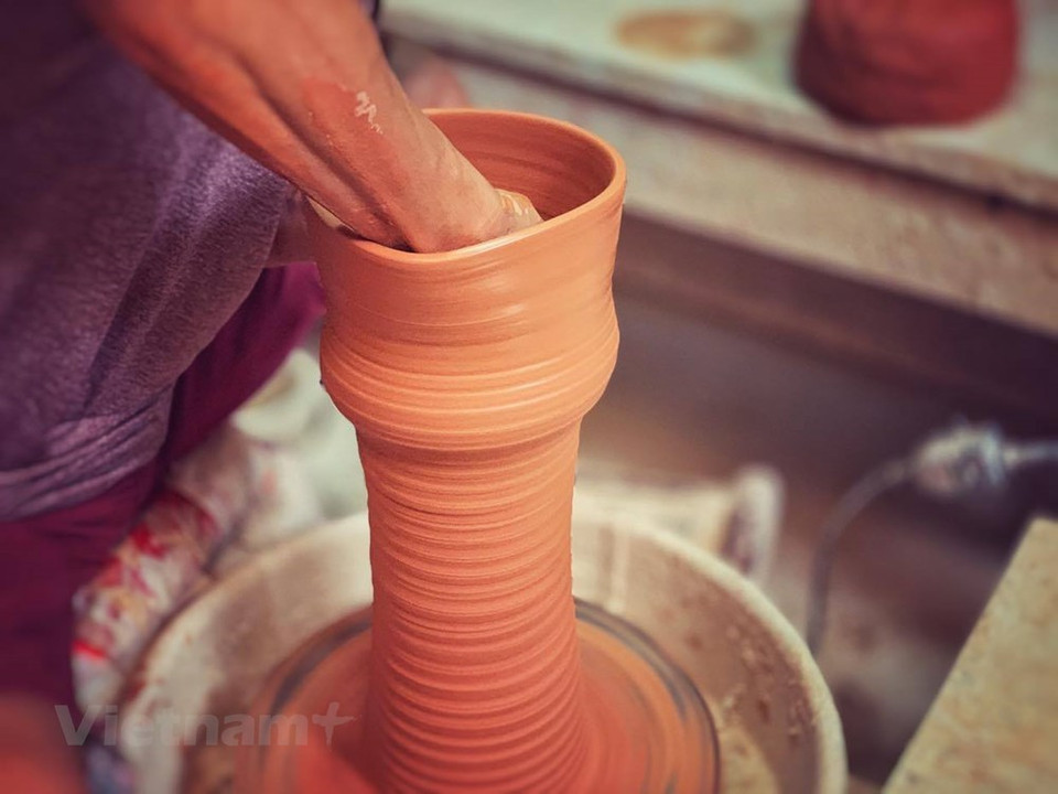  Les premiers jours, le travail était difficile pour le jeune handicapé. Mais l’effort, l’habileté manuelle et le goût des produits raffinés ont eu raison de tous les obstacles, et maintenant, Pham Anh Dao est un artisan-céramiste réputé. Son père Pham Duc Huy, qui était lui-même céramiste, lui a toujours enseigné que le travail artisanal requerrait plusieurs qualités : une bonne santé, de la patience, de l’habileté manuelle, mais surtout de la passion. Il lui a également fait comprendre que les plus beaux objets étaient avant tout le fruit d’une réelle ferveur créatrice. Et c’est ainsi que Pham Anh Dao a fait son chemin, et que maintenant, il force l’admiration de son céramiste chevronné de père. 