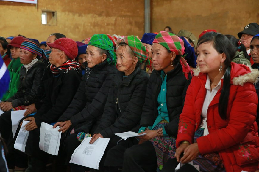 Quelque 600 familles pauvres issues des minorités ethniques vivant dans quatre communes du district de Bat Xat, province montagneuse de Lao Cai (Nord), à savoir Y Ti, Pa Cheo, Den Thang et Sang Ma Sao, ont reçu un soutien financier total de plus de 1,4 milliard de dôngs de la part d’ONU Femmes. Lao Cai figure parmi les provinces fortement impactées par l'épidémie de COVID-19, notamment en termes de tourisme. Cette somme, prélevée sur le Fonds central d'intervention d'urgence des Nations Unies, est destinée à aider ces familles pauvres à surmonter les difficultés dues à la crise sanitaire. Chaque famille a donc reçu une aide de 2,3 millions de dôngs pour acheter des vivres et des produits de première nécessité.