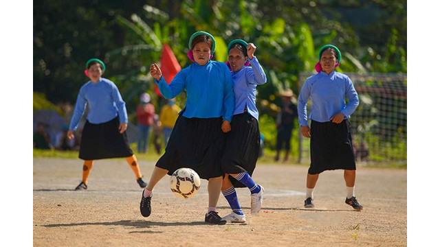 La compétition est acharnée, chaque équipe étant bien décidée à se saisir du ballon.