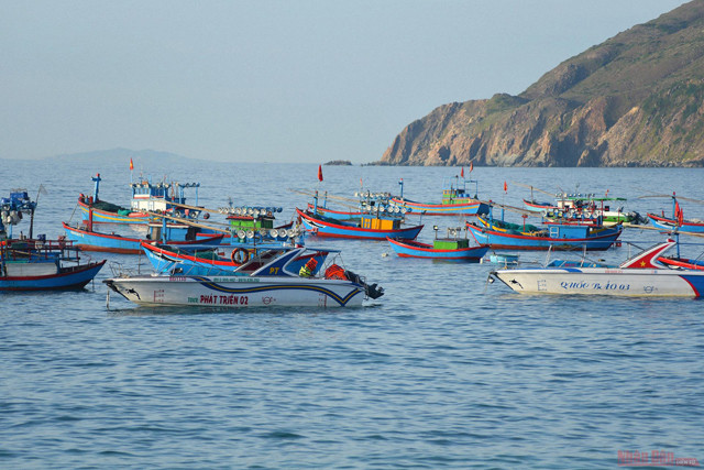 Bai Nam, connue localement sous le nom de plage de Bai Nôm, est le plus bel endroit pour admirer le lever du soleil à Nhon Ly.