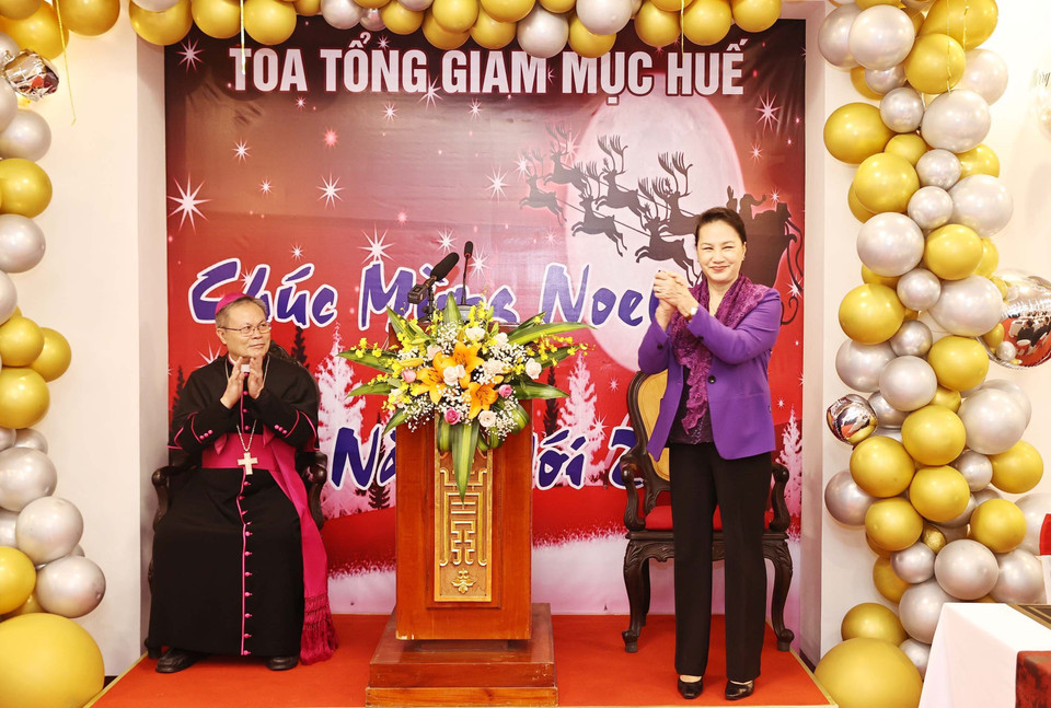 A l'occasion de Noël 2020, le matin du 22 décembre, la présidente de l'Assemblée nationale Nguyen Thi Kim Ngan est allée présenter ses vœux de Noël à l’Archevêché de Thua Thien-Hue.