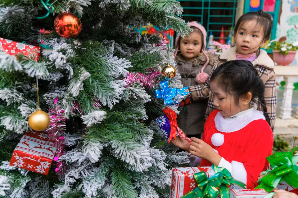 Le Vietnam est un pays aux multiples religions et croyances. 90% de la population a une vie spirituelle. La politique constante du Vietnam est de respecter et de garantir la liberté religieuse et la liberté de culte des citoyens et le droit des citoyens de suivre ou de ne pas suivre une religion ou une conviction. Elle est de plus en plus améliorée en fonction de la tendance de développement du pays et de la tendance générale de l'époque. Sur la photo: les élèves de l'école primaire Quynh Lam B dans la commune de Quynh Lam, district de Quynh Luu, province de Nghe An (Centre), célèbrent un Noël chaleureux et paisible. L'école primaire de Quynh Lam B compte près de 700 élèves qui sont des enfants de familles catholiques. Des étudiants, des enseignants et des parents d'élèves se donnent la main pour se préparer à un joyeux Noël. 