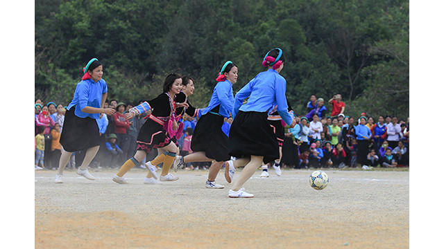 Il s’agit d’un tournoi de football féminin organisé chaque année dans la commune de Húc Dông, district de Binh Liêu, province de Quang Ninh (au Nord-Est du Vietnam).