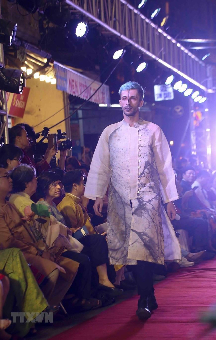 Des élèves aux fonctionnaires, des enfants aux personnes âgées, ce vêtement traverse les âges. 