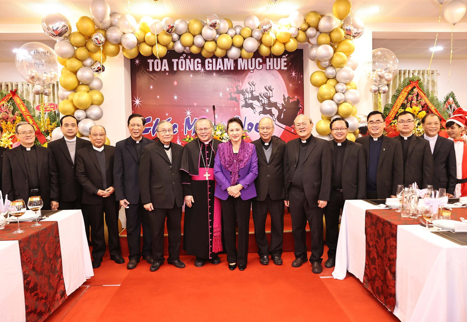 La présidente de l'Assemblée nationale, Nguyen Thi Kim Ngan, a également rendu visite et félicité une famille catholique exemplaire de la province.