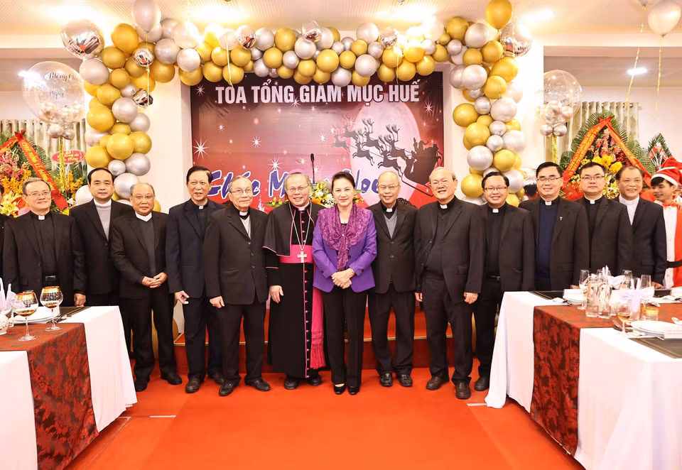 La présidente de l'Assemblée nationale, Nguyen Thi Kim Ngan, a également rendu visite et félicité une famille catholique exemplaire de la province.