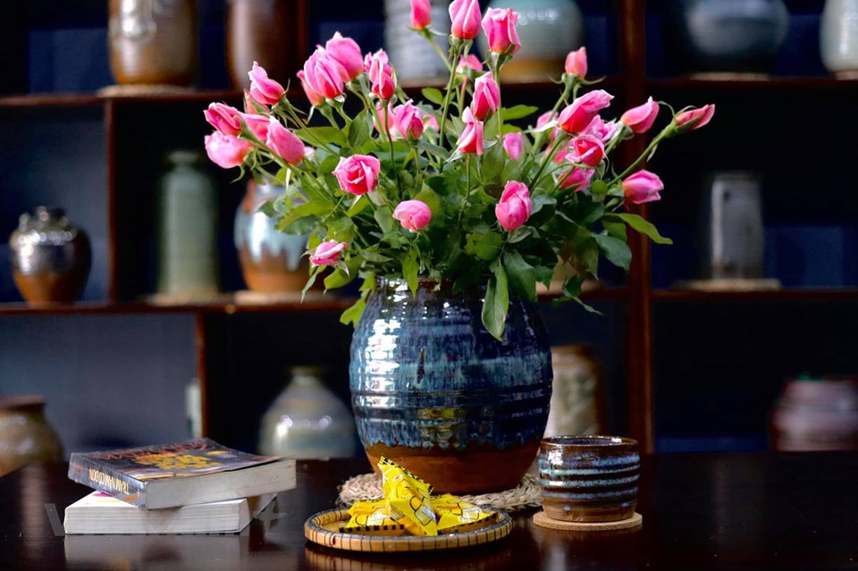 En arrivant au village, les visiteurs ne peuvent pas manquer le marché de la céramique. Depuis 2014, ce marché a été aménagé pour devenir un centre commercial spécialisé dans la distribution de produits en céramique et porcelaine. Là, vous pourrez trouver tout type de produits, à des prix variés. En particulier, les visiteurs pourront même s’initier à la poterie grâce à l’aide d’artisans du village. Par ailleurs, si les visiteurs souhaitent découvrir ce métier d’artisanat et l’histoire de cet ancien village de 500 ans, ils peuvent visiter Bâu Cô, le plus grand et le plus ancien four du village. Autrefois, les villageois y cuisaient leurs céramiques. Ces dernières années, le village de Bat Tràng a constamment innové en matière de technologies de production et de conception de produits. Ses produits sont disponibles sur les principaux marchés du monde tels que France, Japon, République de Corée, Russie, Italie…