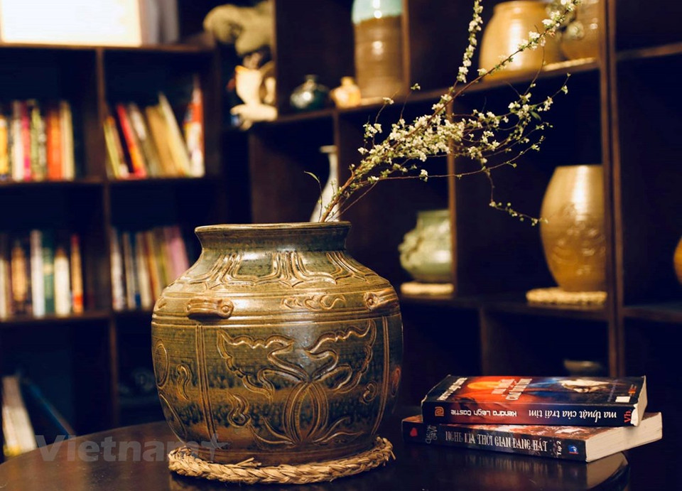 Bat Trang était idéalement située sur la voie fluviale entre les deux plus grandes villes et centres commerciaux de l’époque Hanoi, alors appelée Thang Long, et Pho Hien. La céramique vietnamienne devint très vite une référence d’esthétique caractérisée par son style de création très libre largement inspirée par le Bouddhisme. Lançant son impérialisme vers le sud, la production de poterie et céramique vietnamienne reçurent l’apport culturel du royaume du Champa conquis au gré des siècles. De nouveaux motifs de décoration empreints de la civilisation indianisée firent alors leur apparition. Par la suite, la céramique vietnamienne a intégré certaines méthodes occidentales avec l’arrivée des Français à la fin du XIXème siècle.