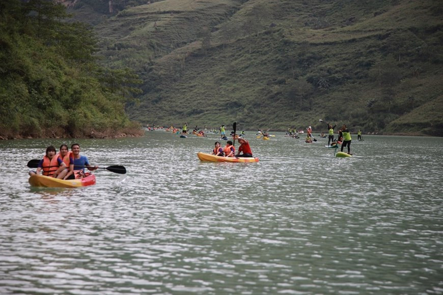 L'événement offre une chance aux athlètes de SUP de toutes les régions du pays de concourir, mais aussi aux amateurs de SUP vietnamiens de partager leur amour pour ce sport nautique.
