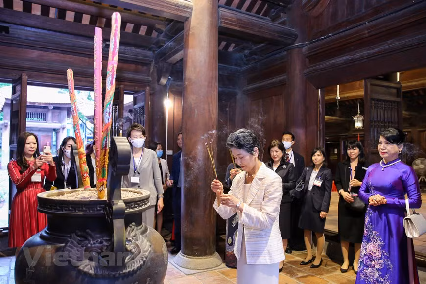 Suga Mariko a offert des baguettes d’encens au Temple de la Littérature. L'enseignement de Confucius auquel est dédié Van Miêu - le Temple de la Littérature - a marqué profondément la vie sociale du Vietnam comme celle des autres pays de l’Asie orientale. L’architecture du Temple, lignes droites, angles droits, symétrie, harmonie, fait penser au classicisme cartésien de Versailles. Elle exprime une philosophie fondée sur la raison, qui inspire une société patriarcale fortement hiérarchisée. Car le confucianisme est une éthique plutôt qu’une religion, éthique au service du père de famille et du souverain au sommet de la pyramide. Les échelons intermédiaires sont assurés par des mandarins recrutés par voie de concours. Dans le Van Miêu, la troisième cour renferme 82 stèles en pierre enregistrant les noms de plus de 1.000 Docteurs ès humanités, en grande majorité devenus mandarins, reçus à 124 concours s’échelonnant sur trois siècles (1442-1779).