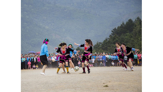 Ce match entre des filles d'ethnies minoritaire attire un grand nombre d’habitants et de touristes.