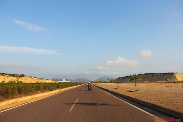 Le chemin de « soleil, de vent et de sable » vers Nhon Ly. Depuis le centre-ville de Quy Nhon, passez le pont de Thi Nai, tournez à gauche et traversez les dunes de sable le long de la péninsule de Phuong Mai, après environ 20 km, vous arrivez au centre de la commune de Nhon Ly.