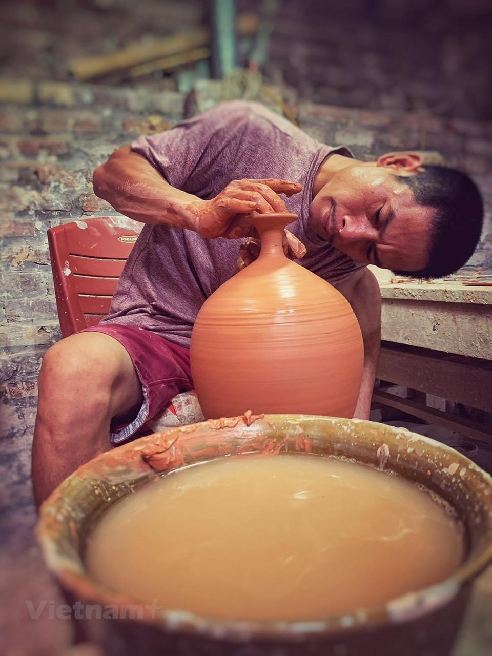 Pham Duc Huy: « Dès son enfance, il a compris qu’il fallait étudier et travailler dur. C’était un passionné. Même s’il avait passé toute la journée dehors, il pouvait rester dans l’atelier jusqu’à minuit. Personnellement, je suis fier de mon fils. Premièrement, il a su choisir une bonne voie, malgré son handicap. Et puis deuxièmement, il continue à préserver la tradition ancestrale de notre village, en nous faisant comprendre que l’efficacité économique n’est pas une fin en soi. » Aujourd’hui, Pham Anh Dao reçoit des commandes venues de tout le pays et même de l’étranger, et parmi ses clients, on trouve de nombreux collectionneurs.