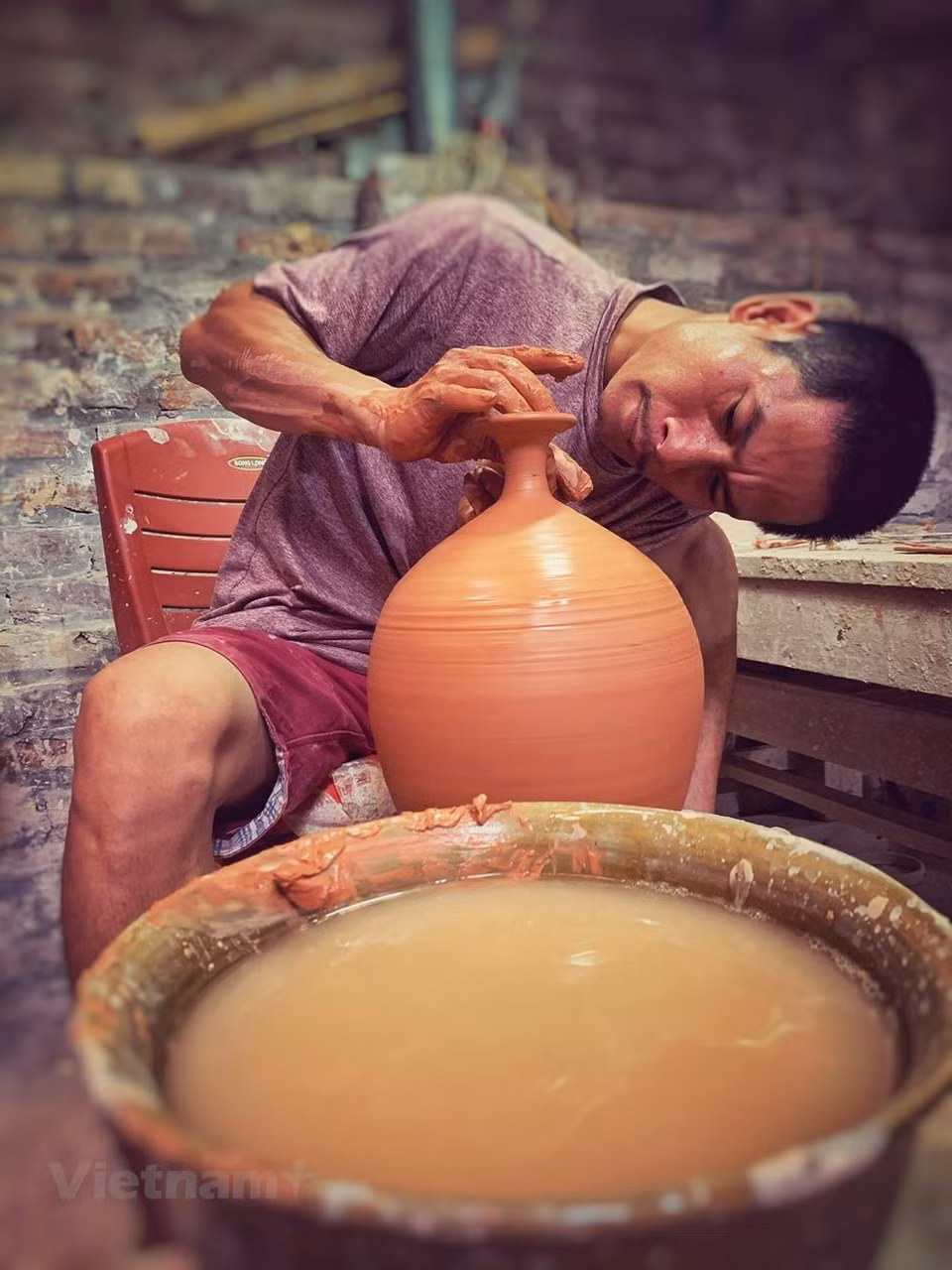 Pham Duc Huy: « Dès son enfance, il a compris qu’il fallait étudier et travailler dur. C’était un passionné. Même s’il avait passé toute la journée dehors, il pouvait rester dans l’atelier jusqu’à minuit. Personnellement, je suis fier de mon fils. Premièrement, il a su choisir une bonne voie, malgré son handicap. Et puis deuxièmement, il continue à préserver la tradition ancestrale de notre village, en nous faisant comprendre que l’efficacité économique n’est pas une fin en soi. » Aujourd’hui, Pham Anh Dao reçoit des commandes venues de tout le pays et même de l’étranger, et parmi ses clients, on trouve de nombreux collectionneurs.