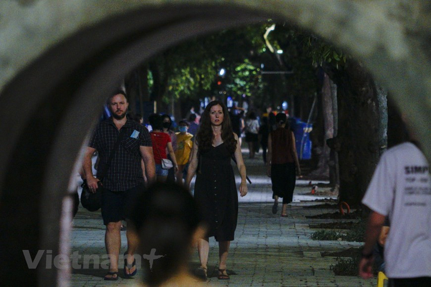 La zone piétonne autour du lac de l’Épée restituée représente un espace de 16 rues où les véhicules motorisés sont interdits à la circulation. Hanoï avait déjà expérimenté ce modèle en 2004 sur Hàng Dào et Dông Xuân ainsi que dans les quartiers de Hàng Buôm, Hàng Giây, Luong Ngoc Quyên, Ma Mây, Dào Duy Tu et Ta Hiên en 2014. La zone réservée aux piétons que l’on connaît aujourd’hui a officiellement été mise en place le 1er septembre 2016. Les rues concernées sont Dinh Tiên Hoàng, Hàng Khay, Lê Thái Tô, Lê Lai, Lê Thach, Trân Nguyên Han, Dinh Lê, Nguyên Xi, Tràng Tiên, Lò Su, Hàng Dâu, Luong Van Can, Hàng Bài et Bao Khánh. Photo: Vietnam+