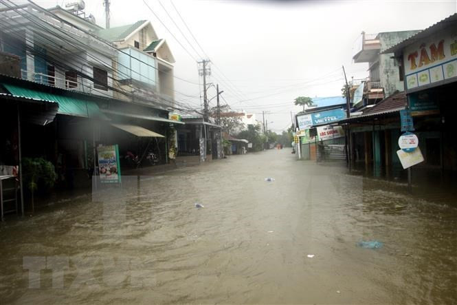 Une rue est inondée en raison des pluies torrentielles.