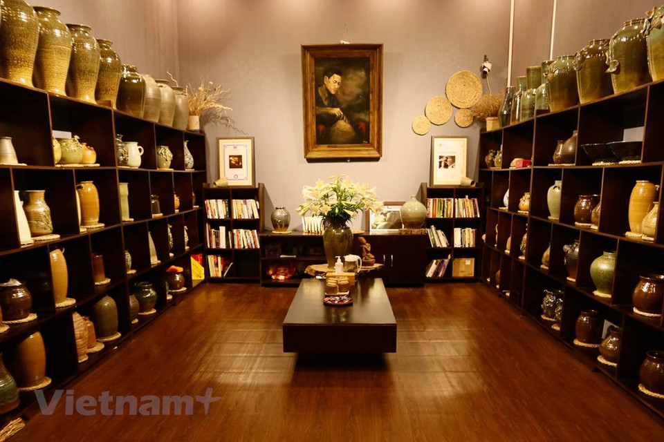 La production de céramique à Bat Trang existe depuis au moins le XIVème siècle, ce village est considéré comme le berceau de la céramique au Vietnam. Avec plus de 600 fours toujours en fonctionnement, Bat Trang abrite le plus grand nombre de fours au niveau national. Aujourd’hui encore, le village de Bat Trang est tourné presque exclusivement vers cet artisanat ancestral et sa commercialisation. La très grande majorité des foyers du village de Bat Trang sont directement impliqués dans la production de céramique. Venir à Bat Trang, vous pouvez observer toutes les étapes de la fabrication de la céramique vietnamienne : la préparation de l’argile, la dextérité du potier qui façonne soit au tour, soit par moulage, la finesse des motifs décoratifs : paysages, personnages, fleurs et oiseaux, des personnages folkloriques, herbes et insectes. 