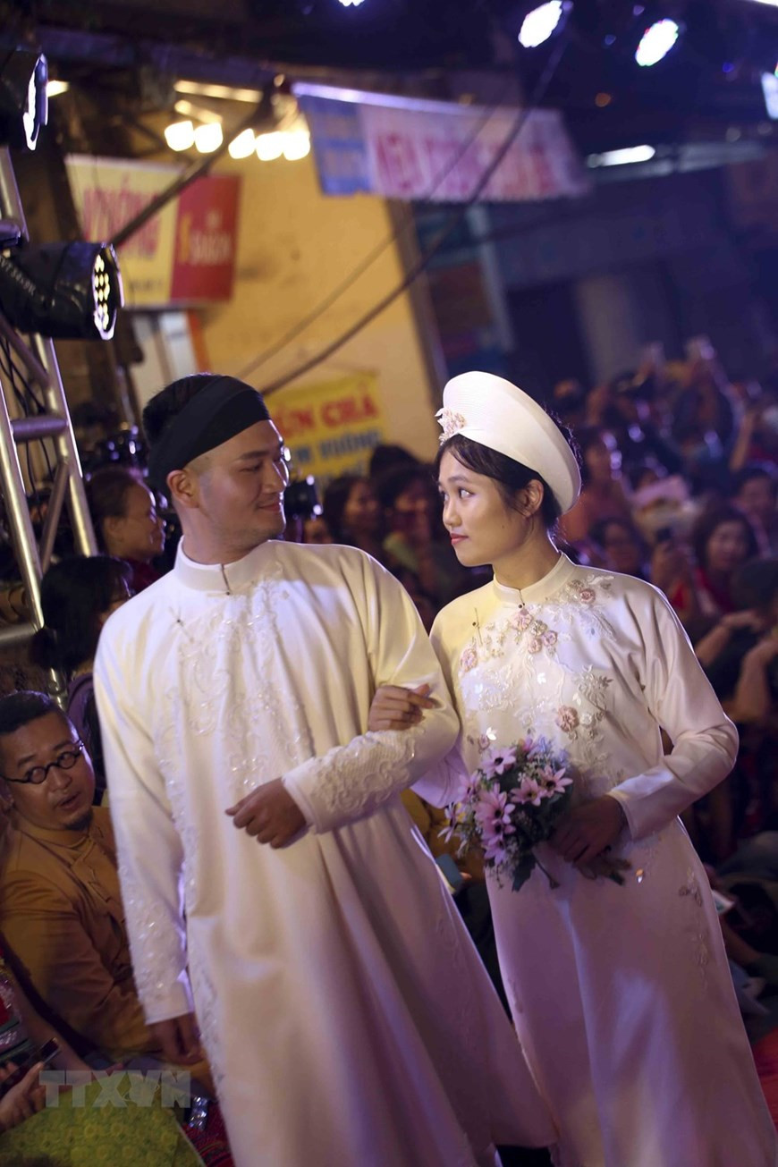 Au travers les siècles, l’áo dài a été le sujet d’inspiration de poètes, écrivains, compositeurs et peintres.