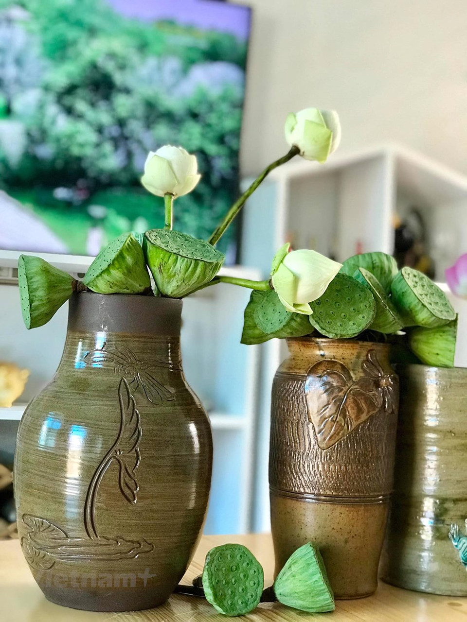 Au Musée national d’Histoire à Hanoï, vous pouvez admirer une très belle collection de statues représentatives de la céramique nationale. De nos jours, le Vietnam abrite de nombreux centres de production de céramiques vietnamiennes perpétuant une excellence artisanale comme au village de Bat Trang, réputé pour la qualité de ses produits à travers tout le pays et même à l’international. Même si aujourd’hui les Vietnamiens font moins usage de la céramique dans les objets de la vie quotidienne, ils restent attachés à cet artisanat traditionnel qui symbolise le temps passé et les traditions familiales. Chaque famille vietnamienne possède au moins un vieil objet en céramique qu’elle tient en héritage de ses aïeux et qu’elle affectionne particulièrement.