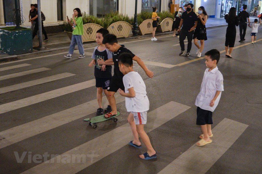 Le 18 août, le vice-président du Comité populaire de la ville de Hanoï, Ngo Van Quy, a signé une dépêche officielle urgente N° 07/CD-UBND adressé aux directeurs des départements et services de la ville; aux présidents des comités populaires des arrondissements, des districts, des chefs-lieux, des communes… sur le resserrement des mesures pour la prévention et le contrôle de l’épidémie de COVID-19. Concrètement, le Comité populaire municipal a demandé d’encourager les gens à renforcer des mesures anti-épidémiques : porter un masque pour sortir dans la rue, ne pas rassembler plus de 30 personnes dans les lieux publics, faire une déclaration médicale conformément aux réglementations, se rendre immédiatement à un établissement médical lorsqu'il y a des signes de toux, de fièvre, d'essoufflement ou de pneumonie... Photo: Vietnam+