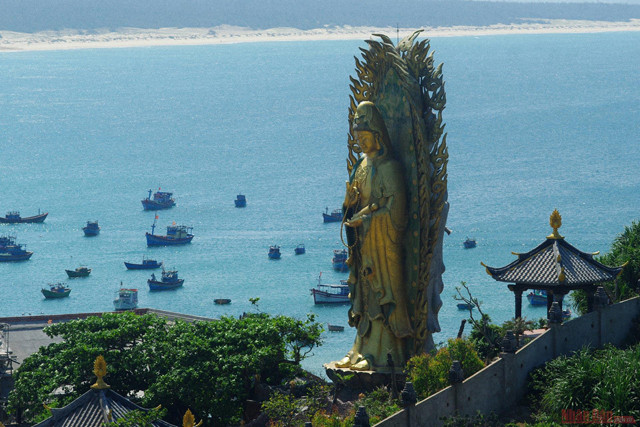Statue de Quan The Am Bodhisattva - l'une des plus hautes statues du Vietnam, située dans l'enceinte du monastère Ngoc Hoa.