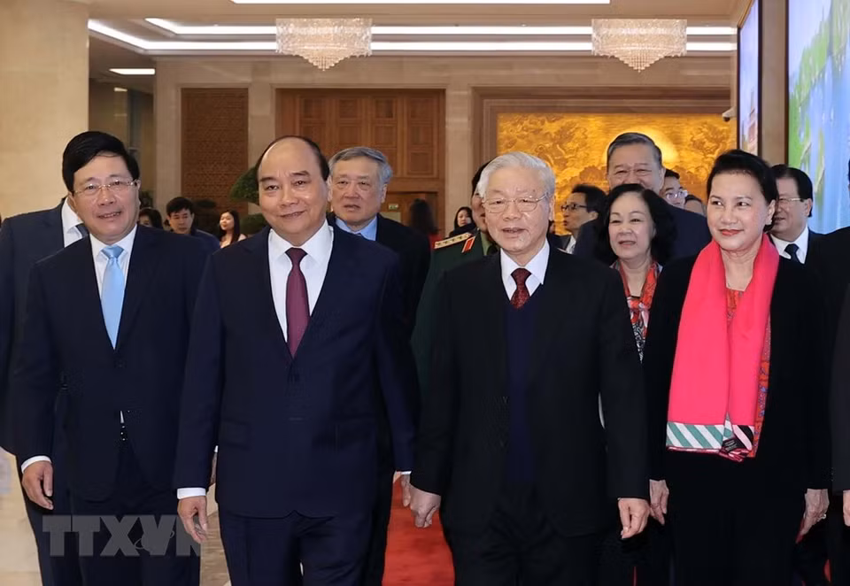 La visio-conférence entre le gouvernement et les localités est organisée annuellement à la fin d'année. Cette année, la conférence est non seulement l'occasion de faire le bilan des activités de 2020, mais aussi de donner une vue rétrospective sur le parcours de cinq ans de mise en œuvre du plan quinquennal de développement socio-économique 2016-2020 ; de discuter des opportunités, des défis et de proposer des solutions majeures pour mettre en œuvre la Résolution de l’Assemblée nationale de la 14e législature sur les tâches de développement socio-économique en 2021; ainsi que de réaliser des objectifs de développement dans les années à venir. Sur la photo: le Secrétaire général du Parti communiste du Vietnam et président vietnamien Nguyen Phu Trong, le Premier ministre Nguyen Xuan Phuc, la présidente de l’Assemblée nationale Nguyen Thi Kim Ngan, et des délégués participent à la visio-conférence entre le gouvernement et les localité. Photo: Thong Nhat/VNA