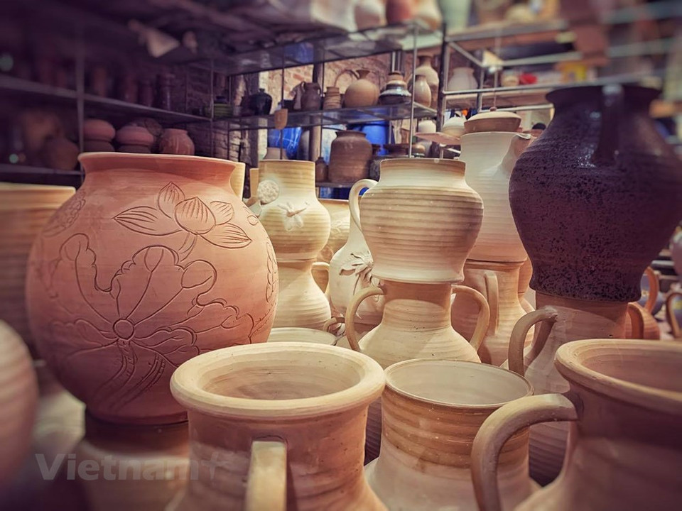  Hanoï et ses alentours compte plus de mille villages artisanaux qui perpétuent des savoirs-faires traditionnels séculaires. Quittez la trépidante capitale vietnamienne pour quelques heures ou pour la journée pour découvrir un ou plusieurs de ces villages rythmés par les activités artisanales et les coutumes ancestrales du delta du fleuve Rouge comme à Bat Trang, un village aux portes de Hanoi spécialisé dans la céramique depuis des siècles. À 15 km du centre-ville de la capitale Hanoï, dans la commune de Bat Trang, du district de Gia Lam, le village de la céramique de Bat Trang est une destination touristique idéale les week-ends.