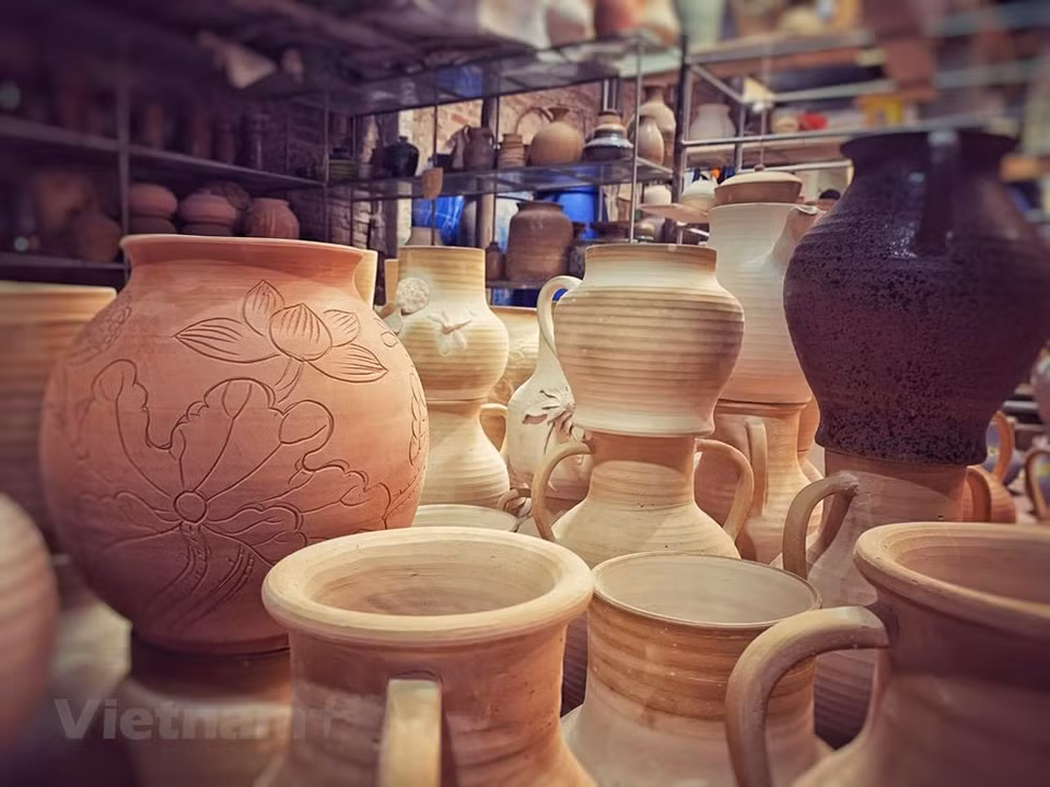  Hanoï et ses alentours compte plus de mille villages artisanaux qui perpétuent des savoirs-faires traditionnels séculaires. Quittez la trépidante capitale vietnamienne pour quelques heures ou pour la journée pour découvrir un ou plusieurs de ces villages rythmés par les activités artisanales et les coutumes ancestrales du delta du fleuve Rouge comme à Bat Trang, un village aux portes de Hanoi spécialisé dans la céramique depuis des siècles. À 15 km du centre-ville de la capitale Hanoï, dans la commune de Bat Trang, du district de Gia Lam, le village de la céramique de Bat Trang est une destination touristique idéale les week-ends.