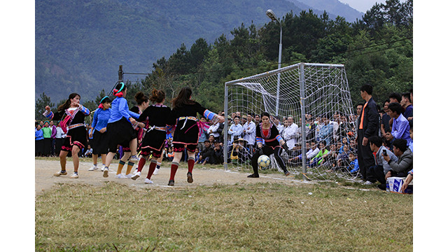 Des joueuses montent à l’assaut du but adverse.