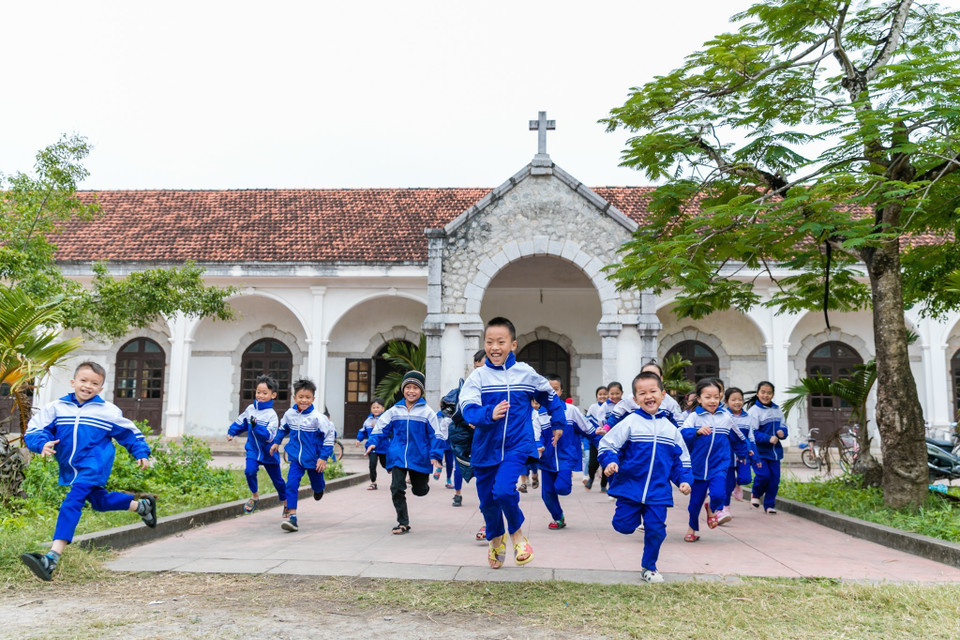 L'école primaire de Quynh Lam B dans la commune de Quynh Lam, district de Quynh Luu, province de Nghe An (Centre), compte près de 700 élèves qui sont des enfants de familles catholiques. Ces jours-ci, l'atmosphère de cette école est très particulière. Des étudiants, des enseignants et des parents d'élèves se donnent la main pour se préparer à un joyeux Noël.