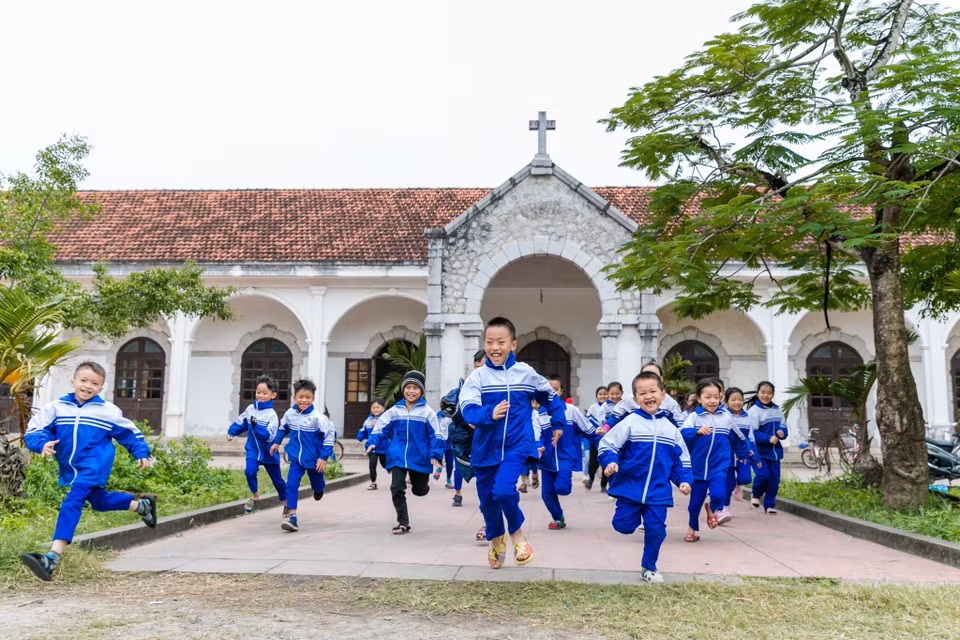L'école primaire de Quynh Lam B dans la commune de Quynh Lam, district de Quynh Luu, province de Nghe An (Centre), compte près de 700 élèves qui sont des enfants de familles catholiques. Ces jours-ci, l'atmosphère de cette école est très particulière. Des étudiants, des enseignants et des parents d'élèves se donnent la main pour se préparer à un joyeux Noël.
