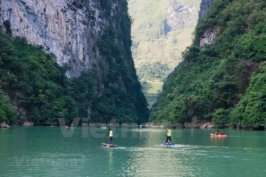 La compétition se déroule dans le canyon de Tu San, le plus profond au Vietnam et en Asie du Sud-Est, où les touristes peuvent admirer la beauté spectaculaire de montagnes, la rivière Nho Que au vert profond qui serpente au pied du long col, d'immenses champs de maïs vert ou des maisons sur pilotis moussues cachées dans les nuages et les montagnes.