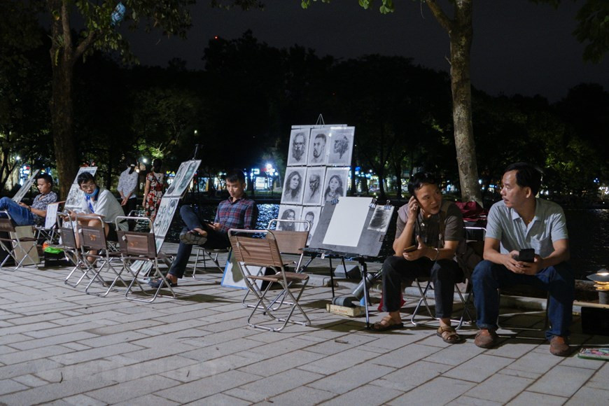 Les entreprises de services, les usines et les chantiers de construction doivent strictement mettre en œuvre des mesures pour assurer la sécurité de leur personnel et empêcher la propagation du coronavirus. A partir de minuit le 19 août 2020, les restaurants, cafés doivent appliquer strictement les réglementations sur l'espacement minimum entre les sièges au moins un mètre. Ils sont encouragés à établir les cloisons entre les sièges. Le personnel des restaurants et cafés doivent obligatoirement porter des masques durant leur temps de travail. La prise de la température corporelle pour les clients, le nettoyage de la surface des objets fréquemment contactés… sont mis en œuvre régulièrement. Photo: Vietnam+