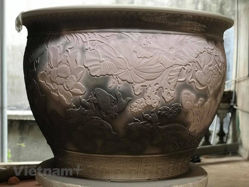  L’histoire de la céramique vietnamienne est aussi vieille que la civilisation vietnamienne, apparue au mésolithique (environ 10.000 ans avant notre ère) avec la culture de Son Vi et de Hoa Binh. Mais la céramique vietnamienne a véritablement connu son essor avec un niveau d’esthétique et un style bien à elle sous la dynastie des Ly (1009-1225) et des Tran (1225-1400). A partir du XIème siècle, lorsque l'indépendance reconquise après dix siècles de domination chinoise, la céramique vietnamienne a commencé à acquérir ses caractéristiques propres. Sous la dynastie des Le (1428-1788), on voit apparaître le premier four à Bat Trang, un petit village au bord du fleuve Rouge situé à quelques kilomètres de Hanoi alors capitale impériale à cette époque. 