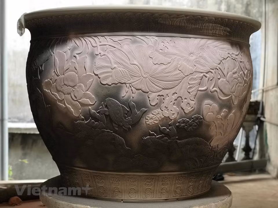  L’histoire de la céramique vietnamienne est aussi vieille que la civilisation vietnamienne, apparue au mésolithique (environ 10.000 ans avant notre ère) avec la culture de Son Vi et de Hoa Binh. Mais la céramique vietnamienne a véritablement connu son essor avec un niveau d’esthétique et un style bien à elle sous la dynastie des Ly (1009-1225) et des Tran (1225-1400). A partir du XIème siècle, lorsque l'indépendance reconquise après dix siècles de domination chinoise, la céramique vietnamienne a commencé à acquérir ses caractéristiques propres. Sous la dynastie des Le (1428-1788), on voit apparaître le premier four à Bat Trang, un petit village au bord du fleuve Rouge situé à quelques kilomètres de Hanoi alors capitale impériale à cette époque. 