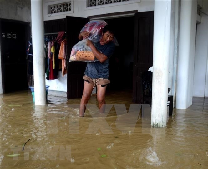 Des habitants de Quang Ngai essaient de sauver leurs biens.