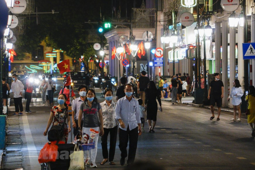 Trois ans plus tard, on a pu observer un changement notable. Le nombre de touristes a considérablement augmenté. En particulier, riche en activités hebdomadaires, l’endroit constitue un espace idéal pour des échanges culturels entre gens venus de quatre coins du monde. L’organisation d’une multitude de programmes artistiques comme danse, prestidigitation, jeux populaires et autres expositions fascinent les touristes vietnamiens comme étrangers. Selon le Comité populaire de l’arrondissement de Hoàn Kiêm, la rue piétonne accueille quotidiennement entre 3.000 et 5.000 personnes. Lors d’occasions spéciales, notamment le Têt ou le 30 avril (anniversaire de la libération du Sud et de la réunification nationale), ce chiffre atteint des sommets. Photo: Vietnam+