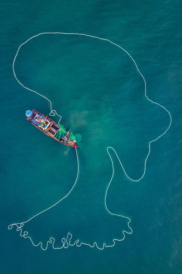Le concours de la photographie aérienne 2020 a attiré des milliers de photos de 65 pays et territoires du monde. Les photographes ont utilisé diverses méthodes pour capturer des photos aériennes, telles que des drones,des hélicoptères, descerfs-volants, des montgolfières ou même des avions. « The Lady of Sea » (La Dame de la Mer),du photographe vietnamien Duy Sinh, se classe première dans le top 5 des plus belles photos dans la catégorie People/Daily Life. Cette image a été capturée alors qu’un bateau de pêche lâche son filet et qu’il forme accidentellement le profil d’une femme.