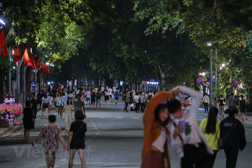 Le Vieux quartier de Hanoï est réputé depuis longtemps pour ses 36 rues et corporations où de nombreux métiers artisanaux se transmettent de génération en génération. Cet endroit porte les traits caractéristiques d’une ville millénaire. À la tombée de la nuit, les visiteurs se plongent dans une ambiance mystérieuse et animée. On peut y faire du shopping, déguster des spécialités gastronomiques ou, tout simplement, boire un verre de bière pression dans la rue Ta Hiên. C’est au 1er septembre 2016 que la zone piétonne autour du lac Hoàn Kiêm (lac de l’Épée restituée) a officiellement ouvert ses portes au public, incluant notamment les rues Hàng Buôm, Ma Mây, Hàng Ngang, Hàng Dào, Luong Ngoc Quyên, Hàng Giây et Dông Xuân, pour ne citer qu'elles. Photo: Vietnam+