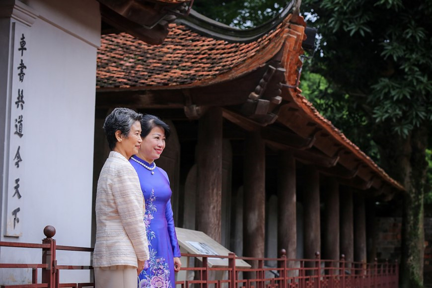 Les deux femmes ont pris un photo de famille au Temple de la Littérature. Ce temple résume à merveille l’acculturation qui résulte du mariage de l'ancienne culture Viêt avec la culture chinoise, mariage forcé pendant plus de mille ans de domination chinoise (189 AC-938). Ensuite, il y a eu une adoption volontaire et assidue de la culture chinoise pendant la longue période des dynasties royales indépendantes (938 - première moitié du XIXe siècle), et c’est ainsi qu’au fil des siècles, se sont greffés sur le fonds originel Viêt du Sud-Est asiatique les apports importants de l’Empire céleste, tant sur le plan matériel (agriculture, technique, métiers) que sur le plan moral et spirituel (coutumes, rites, confucianisme, bouddhisme, taoïsme).