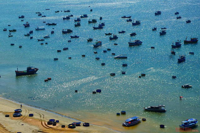 Des navires et bateaux mouillés près de la plage de Bac.