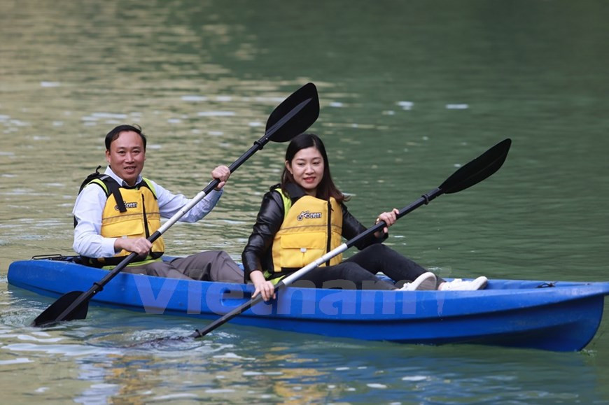 Les participants portent des gilets de sauvetage pour la sécurité.
