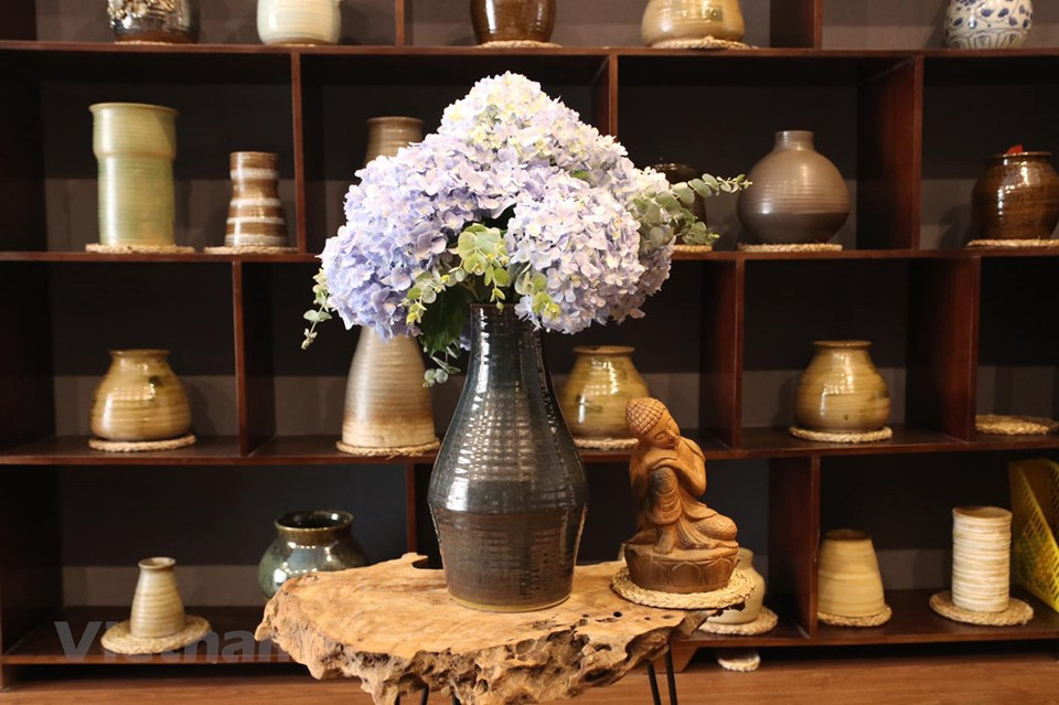 A Bat Trang il y a un nombre important de boutiques où découvrir l’étendue de la production locale. On y trouve des jarres et des vases de toutes tailles, des bols, des assiettes, des plats, des cuillères, des tasses, des services à thé, des boites etc… Si vous avez un peu de temps, vous pouvez même faire une commande sur mesure à un atelier avec la forme, le style et les motifs à votre convenance. A savoir que plusieurs artisans vendent des ratés de cuisson avec de petits défauts à un prix défiant toute concurrence. Acheter de la céramique de Bat Trang est un excellent souvenir du Vietnam à rapporter pour vous-même ou pour vos proches. Et puis c’est une belle façon d’encourager et de soutenir un artisanat traditionnel ancestral. 