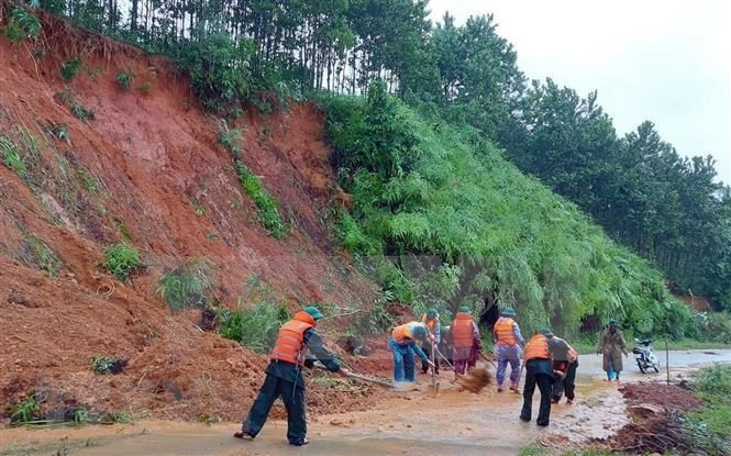 Glissement de terrain sur une route de la province de Quang Nam.