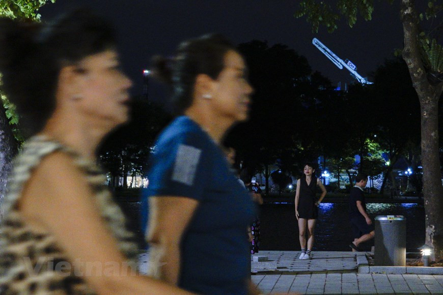 Hormis les activités culturelles, les rues piétonnes ont lancé également de nombreux programmes significatifs en faveur de l’environnement, notamment les programmes de lutte contre les déchets plastiques, ou encore contre le tabac. Trois ans après sa création, ce quartier piétonnier a su récolter des résultats efficaces dans la préservation et la promotion des valeurs culturelles du pays. Il a également permis de dynamiser le tourisme dans l’arrondissement de Hoàn Kiêm mais également dans la ville toute entière. Au même moment les années précédentes, Hanoï commençait à entrer dans la haute saison touristique, avec une augmentation spectaculaire du nombre de touristes nationaux et étrangers. Photo: Vietnam+